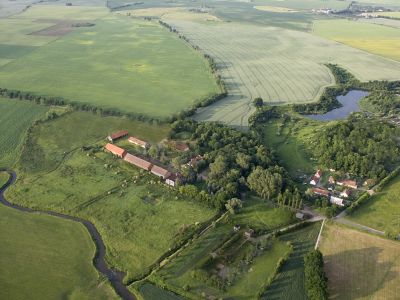 Dwór - duża posiadłość na Mazurach, par, rzeka strumyk, łąki.